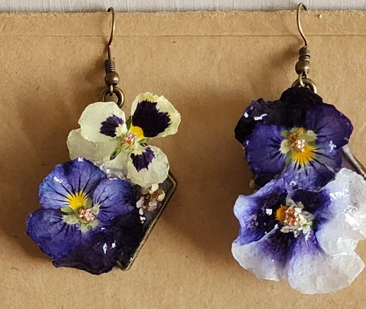 NaturalPansyEarrings #PreservedFlowerResinEarrings#乾燥花耳環 #手作飾品 #三色堇耳環 #復古耳勾 #真花樹脂耳環