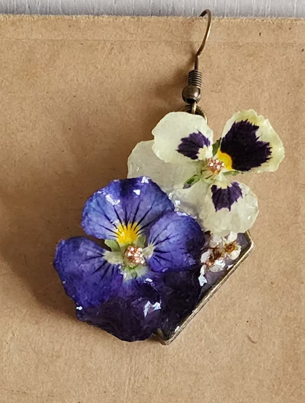 NaturalPansyEarrings #PreservedFlowerResinEarrings#乾燥花耳環 #手作飾品 #三色堇耳環 #復古耳勾 #真花樹脂耳環
